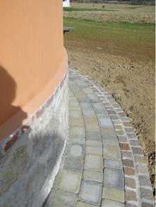 Der neu gestalteter Sockel der Kapelle.